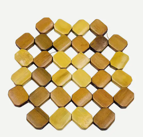 In che modo le forniture di tappeti in legno differiscono dagli altri materiali in termini di durata e flessibilità?